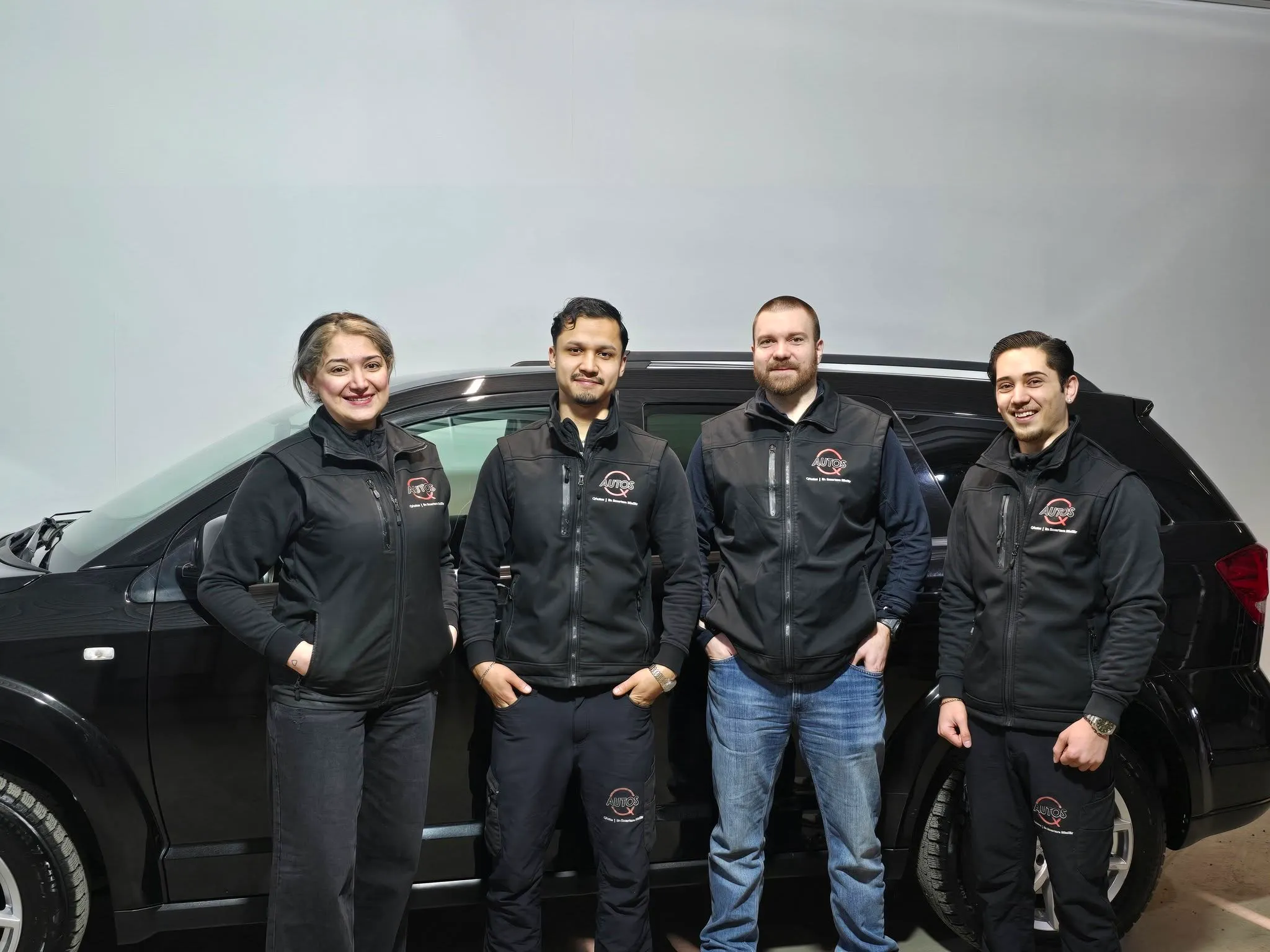 Teamet p&aring; QAutos framf&ouml;r en bil i bilhallen