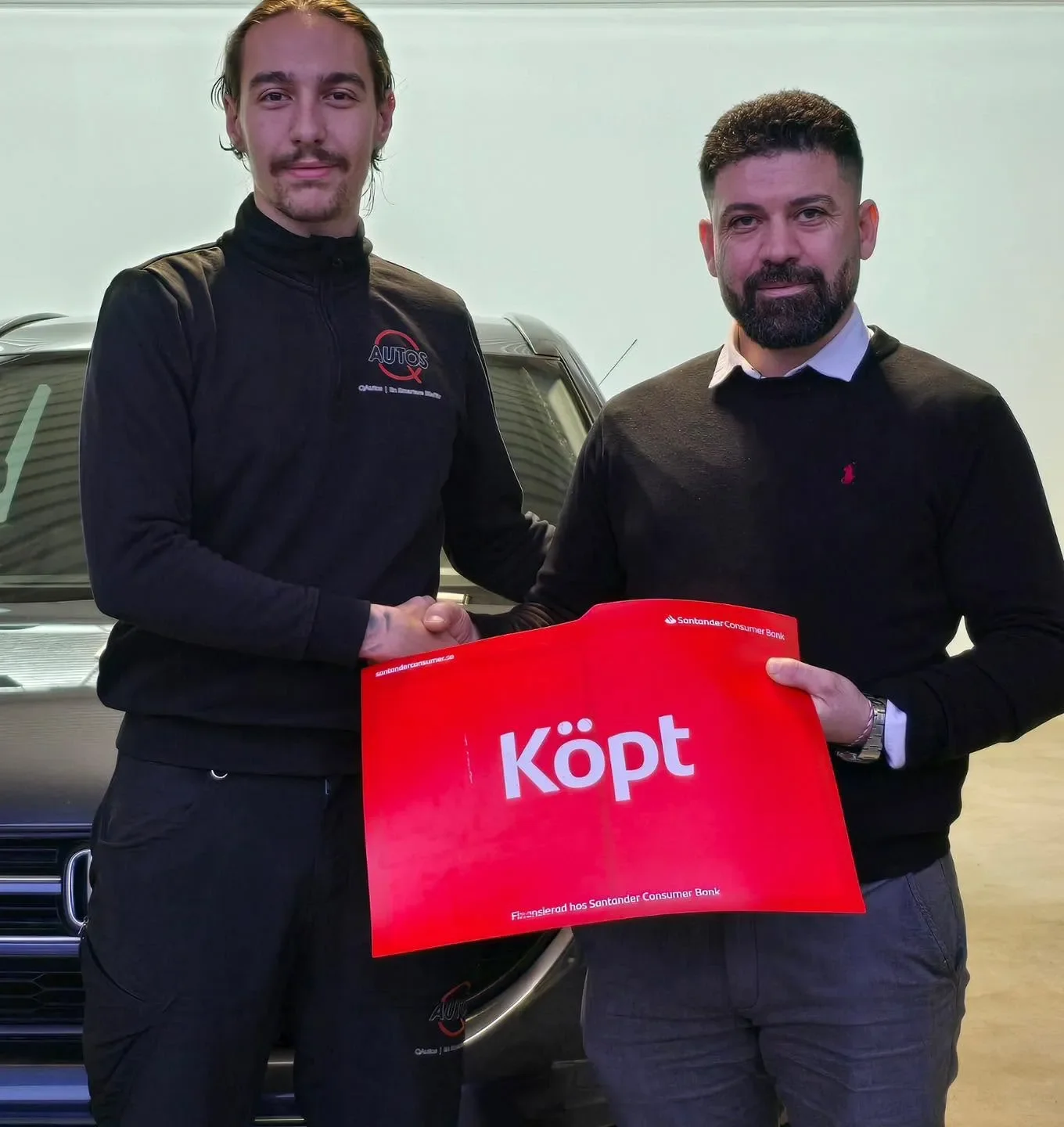 N&ouml;jd kund tar emot nyckelp&aring;sen hos QAutos