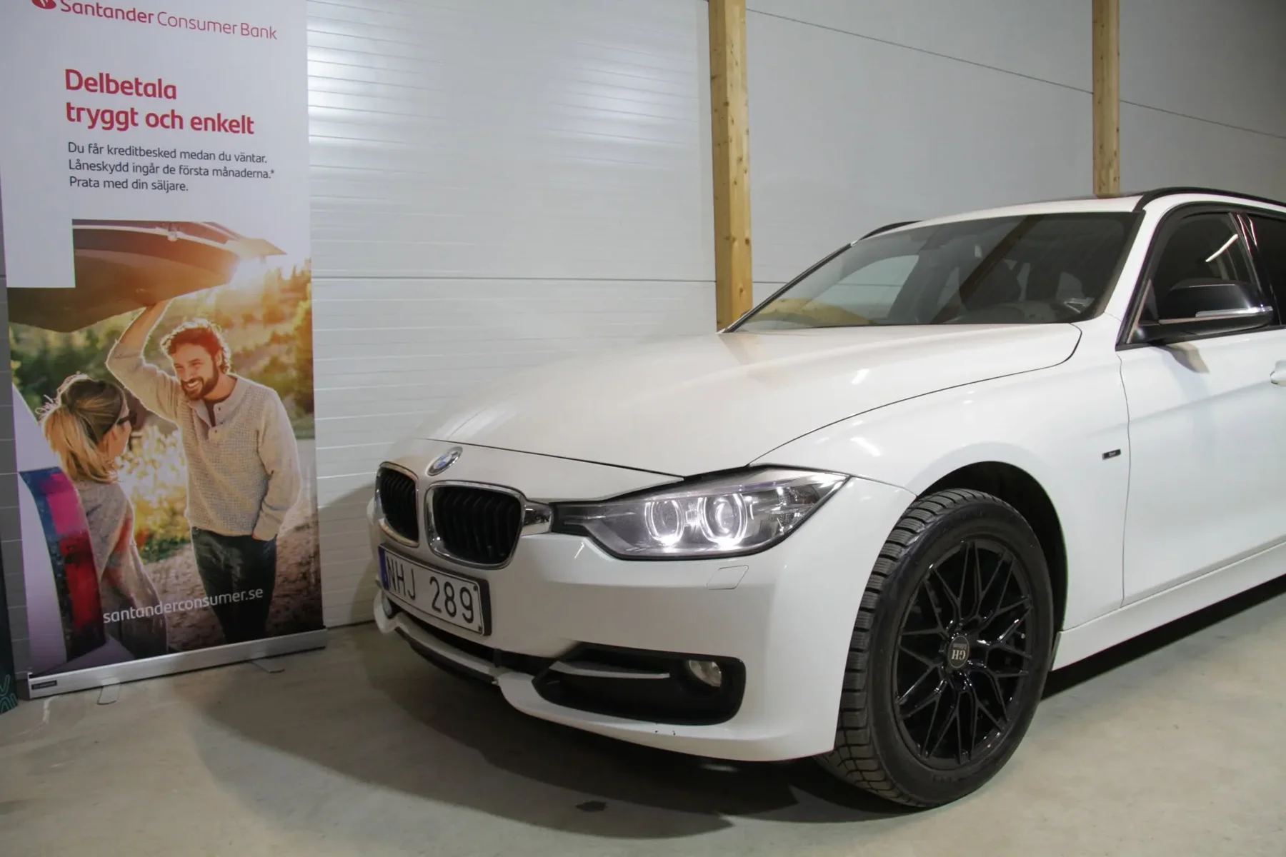 Vit BMW i bilhallen hos QAutos